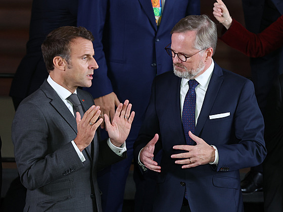 Premiér Petr Fiala a francouzský prezident Emmanuel Macron (vlevo) - ilustraní snímek.