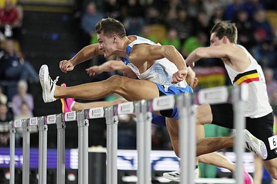 Sedmiboja� Vilém Stráský (uprost�ed) v b�hu na 60 m p�eká�ek