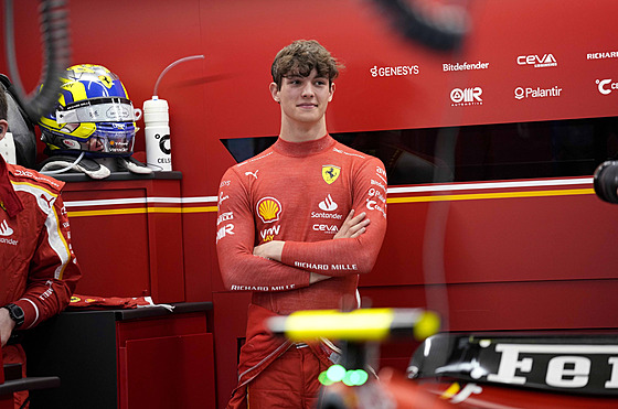 Rezervní jezdec Ferrari Oliver Bearman eká na svj premiérový závod ve formuli...