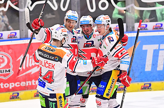 Pardubi�tí hokejisté slaví první gól do sít� �eských Bud�jovic.