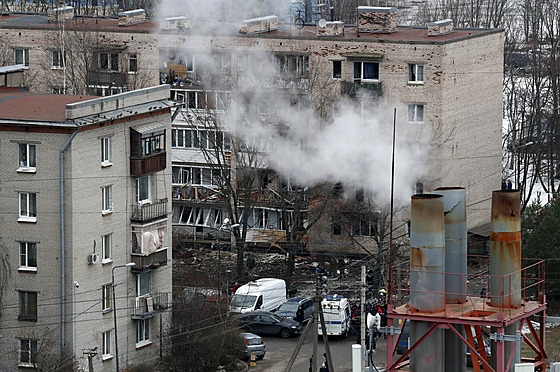 V ruském Petrohradu se po explozi zítila ást domu. Na místo vyrazili hasii,...