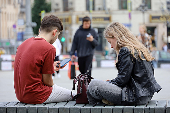 Jako spoleenský vyvrhel si bude v jedné francouzské obci pipadat kadý, kdo na ulici vyndá smartphone z kapsy. | Ilustraní snímek