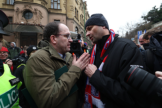 Ministr zemdlství Marek Výborný (KDU-SL) piel diskutovat s demonstranty...