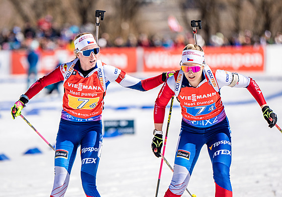 Markéta Davidová p�edává �tafetu v Soldier Hollow Lucii Charvátové.