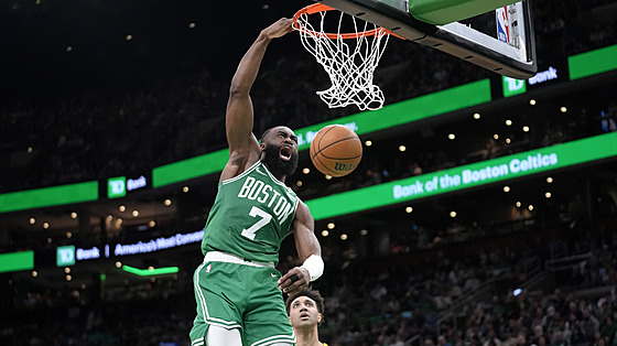 Jaylen Brown z Bostonu skóruje v zápase s Golden State.