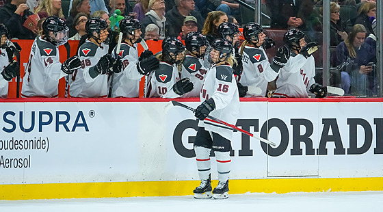 Kate�ina Mrázová z Ottawy slaví gól se spoluhrá�kami na st�ída�ce.