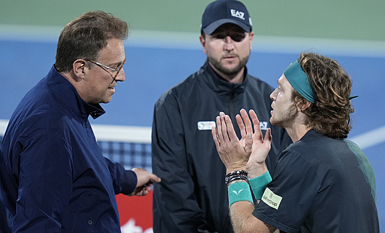 Andrej Rubljov (vpravo) v debat� s hlavním rozhod�ím  Rolandem Herfelem.