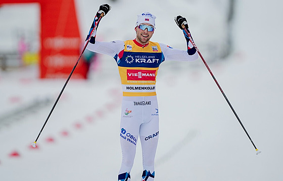 Norský sdruená Jarl Magnus Riiber se raduje z triumfu v Oslu.