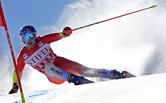 výcarský lya Marco Odermatt v obím slalomu Svtového poháru v Aspenu.