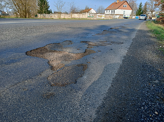 Rozbitá silnice 331 mezi Nymburkem a Podbrady. (8. bezna 2024)
