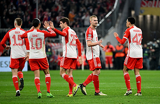 Radost fotbalist Bayernu z druhého gólu do sít Lazia.