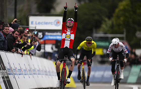 Mattias Skjelmose se raduje z výhry v esté etap Paris-Nice.