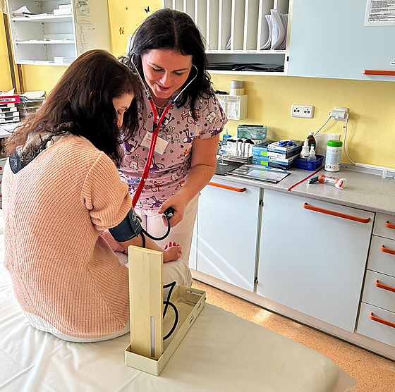 N�mecká o�et�ovatelka Justyna Vörösová získává praxi na pediatrii Doma�lické...