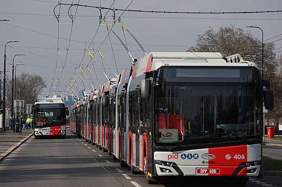 Slavnostní zahájení provozu trolejbus� na trase Nádra�í Veleslavín - Leti�t�...