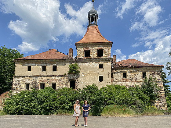 Starostka Jana Syslová (vpravo) a místostarostka Jana apková stojí ped ruinou...