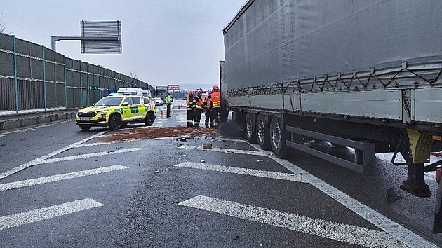 Na D1 u Brna se srazily dva náklaďáky, jeden z řidičů tragický střet nepřežil