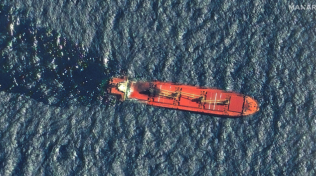 Húsíové napadli další loď, útoky chtějí stupňovat. USA s Británií udeřily v Jemenu