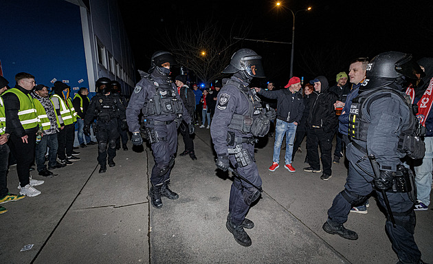 Na Majálesu zasahovali těžkooděnci. Lidé se bouřili kvůli nevracení záloh za kelímky