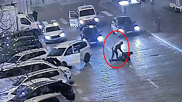 Na parkovišti se strhla rvačka o místo, muž ho vlastním tělem bránil pro šéfa