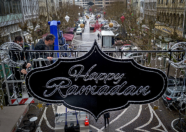 Němci odstranili betlémy a jiné symboly Vánoc, „Happy Ramadan“ slaví naplno