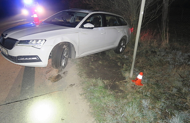 Opilý řidič skončil v příkopě, porazil i značku. Nehoda bude mít dohru u soudu