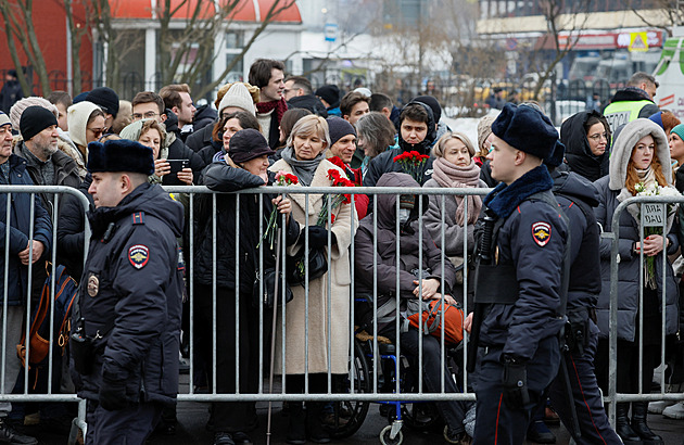Navalného pohřbí, předání těla se protáhlo. Moskvu obsadili policisté