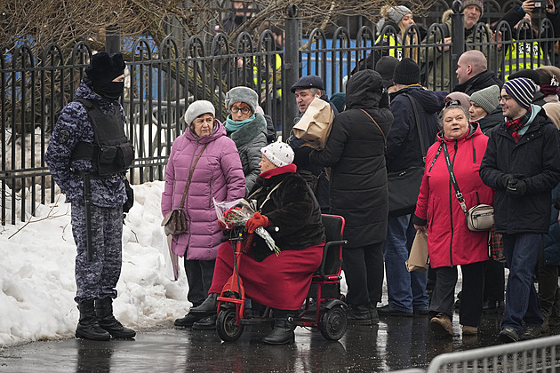 Ostře sledovaný pohřeb pod dohledem policie. Jiří Just popisuje z místa poslední rozloučení s Navalným