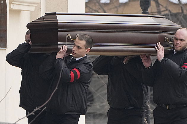 Ostře sledovaný pohřeb pod dohledem policie. Jiří Just popisuje z místa poslední rozloučení s Navalným