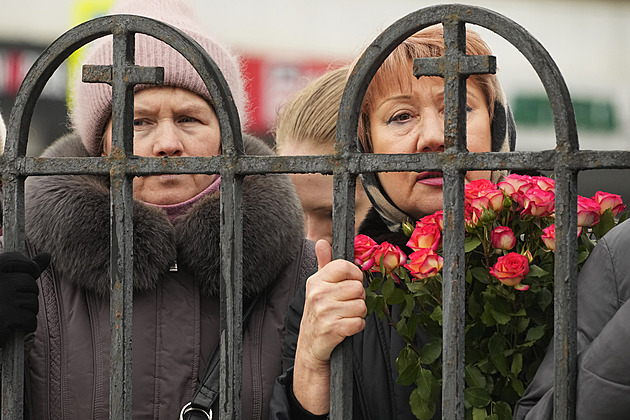 Policie v Rusku zadržela desítky lidí vzpomínajících na Navalného