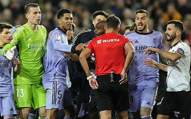 To nemá obdoby! zlobil se Ancelotti na sudího. Hrubého Bellinghama se zastal