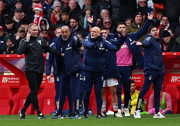 Mějte úctu! Liverpool vyhrál i díky chybě sudího, na nějž pak vyjel majitel soupeře