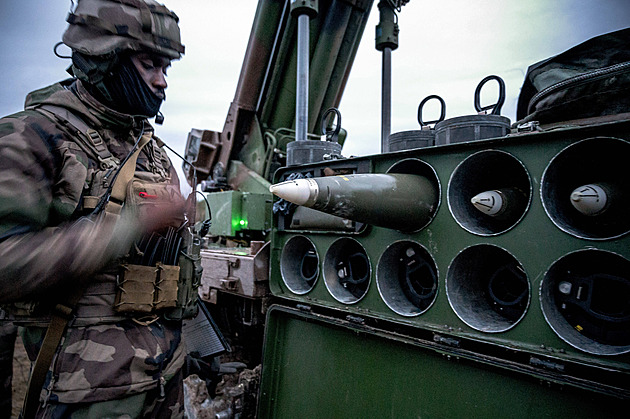 Francie trénuje na velkou válku. Vojáky straší řev reproduktorů a atrapy min
