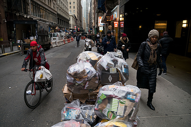 OBRAZEM: Hlavní město pytlů s odpadky. New York bojuje o prostor. I s auty