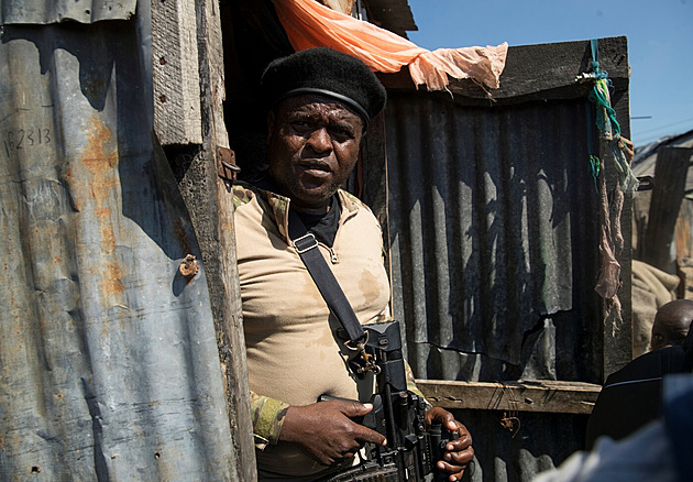 OBRAZEM: Haiti změním v peklo. Expolicista velí gangům, ale chce celý stát