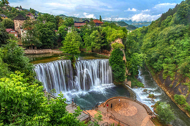 OBRAZEM: Úchvatné bosenské město vás dostane svými vodopády a vodními mlýny