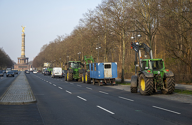 Zemědělci v Německu vysypali hnůj na silnici, několik aut kvůli tomu nabouralo