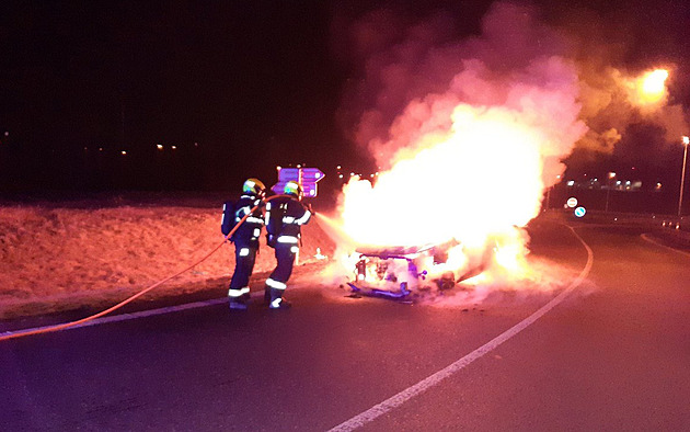 Na Pražském okruhu hořelo auto. Technická závada bez zranění, řekla policie