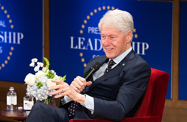 Clinton se těší na návrat do Prahy, chce ocenit úspěchy Česka v NATO