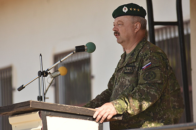 Čeští vojáci na Ukrajině riskují smrt a nesmí bojovat, varuje generál Macko