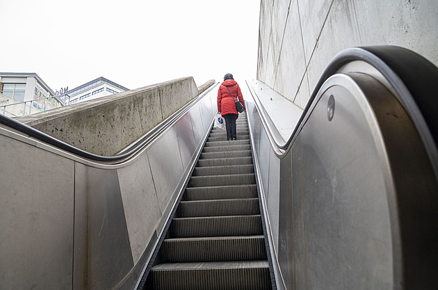 Eskalátor i výtah v podchodu u nám�stí Práce ve Zlín� op�t jezdí. Problémy s...