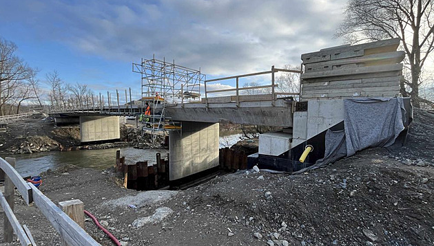 Stav stavby nového silniního mostu v Polance nad Odrou asi ped dvma týdny....