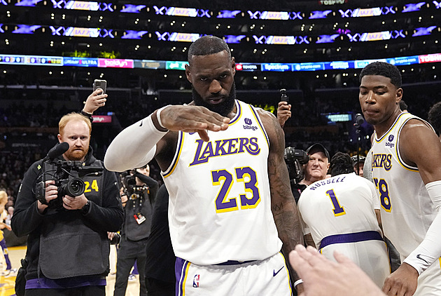 LeBron nasázel 40 tisíc bodů. Porážce se šampionem nezabránil ani rekordman