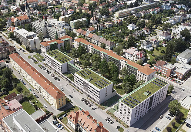 Dolní areál budjovické nemocnice svírají ulice G. Svobody a B. Nmcové.