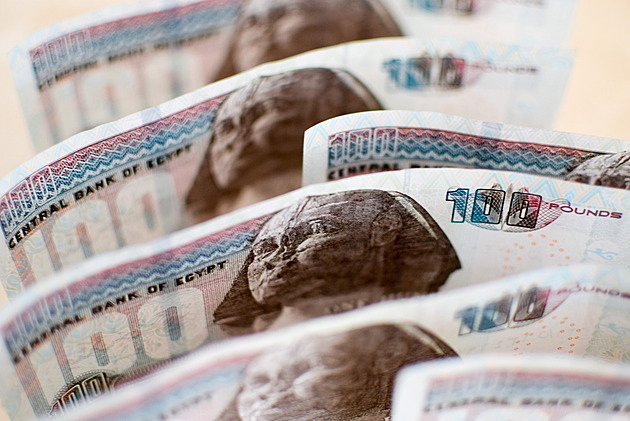 Pád egyptské měny má do země nalákat investory. Lidé se však bojí drahoty