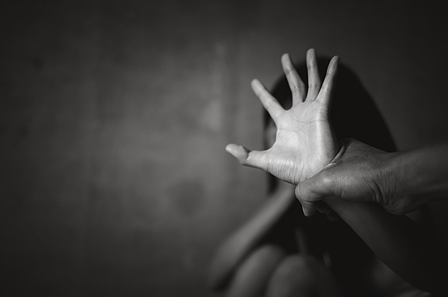 Kráska a žárlivec. Lidé ve vesnici se divili, že s ním vydrží, vztah se proměnil v horor