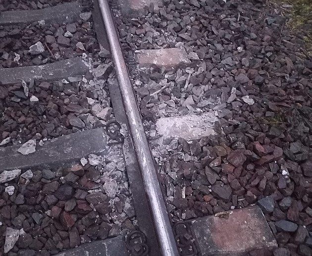 Vlak u Plzně najel do betonové překážky. Zřejmě ji někdo nastražil, míní hasiči
