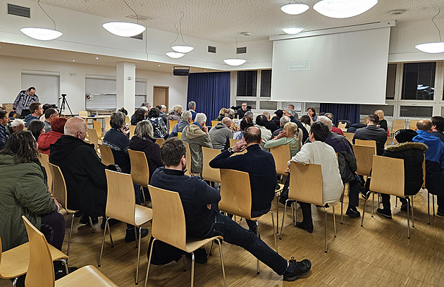 Lidé z brnnských Vinohrad zaplnili celý sál. Chtli vdt, pro jim chce...