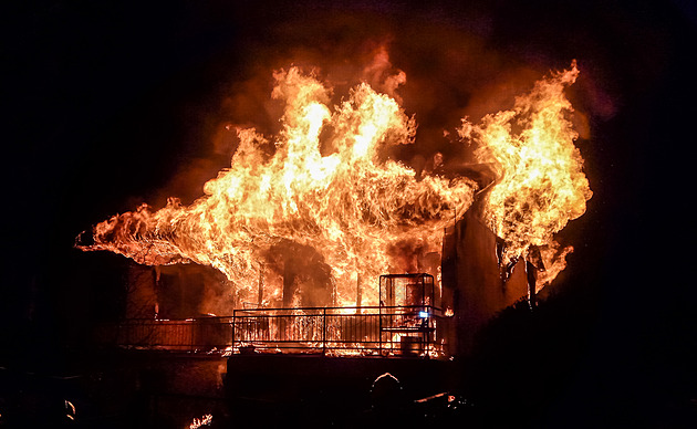 Na Náchodsku hořel dům, jeden člověk je zraněný. Škoda činí půl milionu