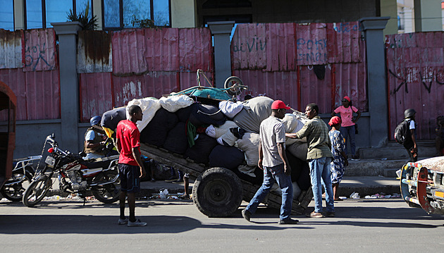 Ozbrojené gangy vnikly do věznice na Haiti. Osvobodily čtyři tisíce vězňů