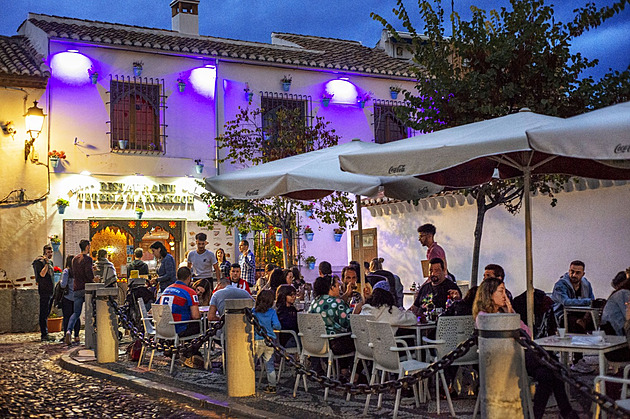Španělské političky se přou, zda restaurace mají fungovat pozdě v noci